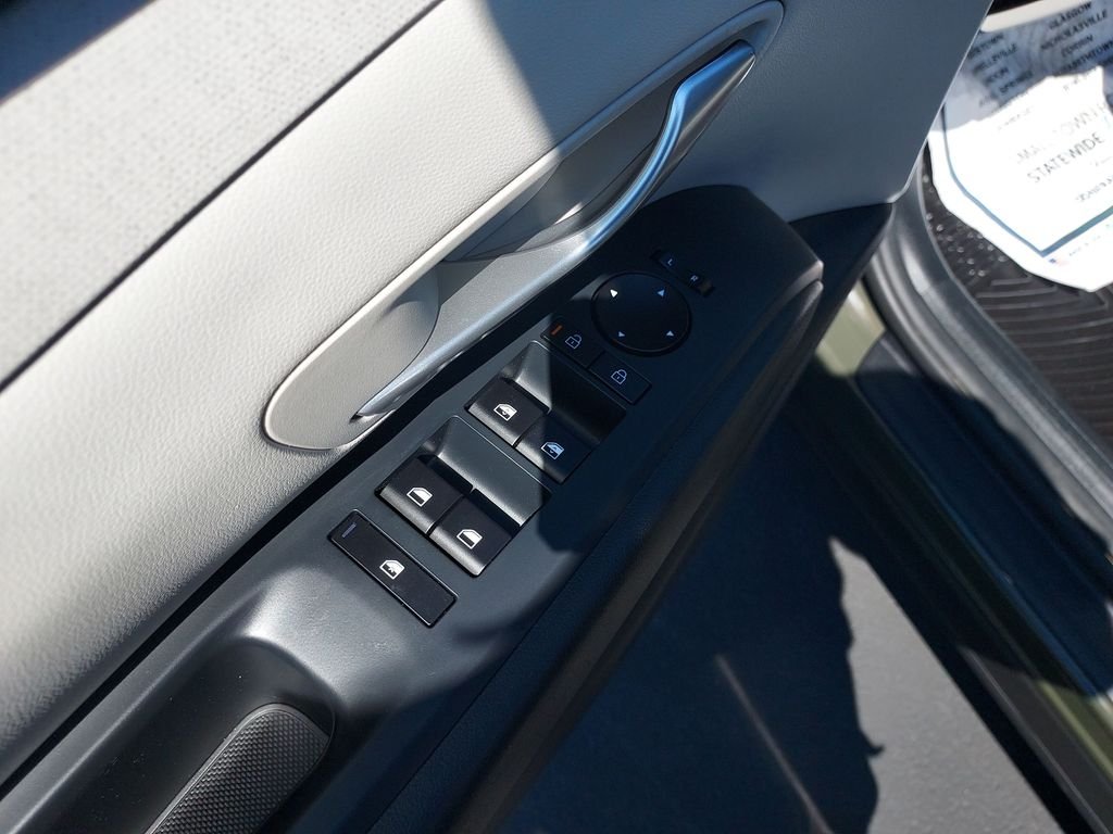 Used 2025 Green Hyundai SEL Convenience image 11