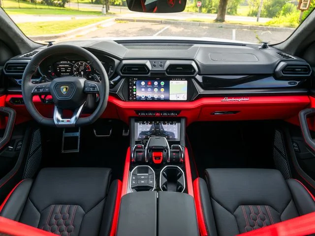 Used 2025  Lamborghini SE image 17