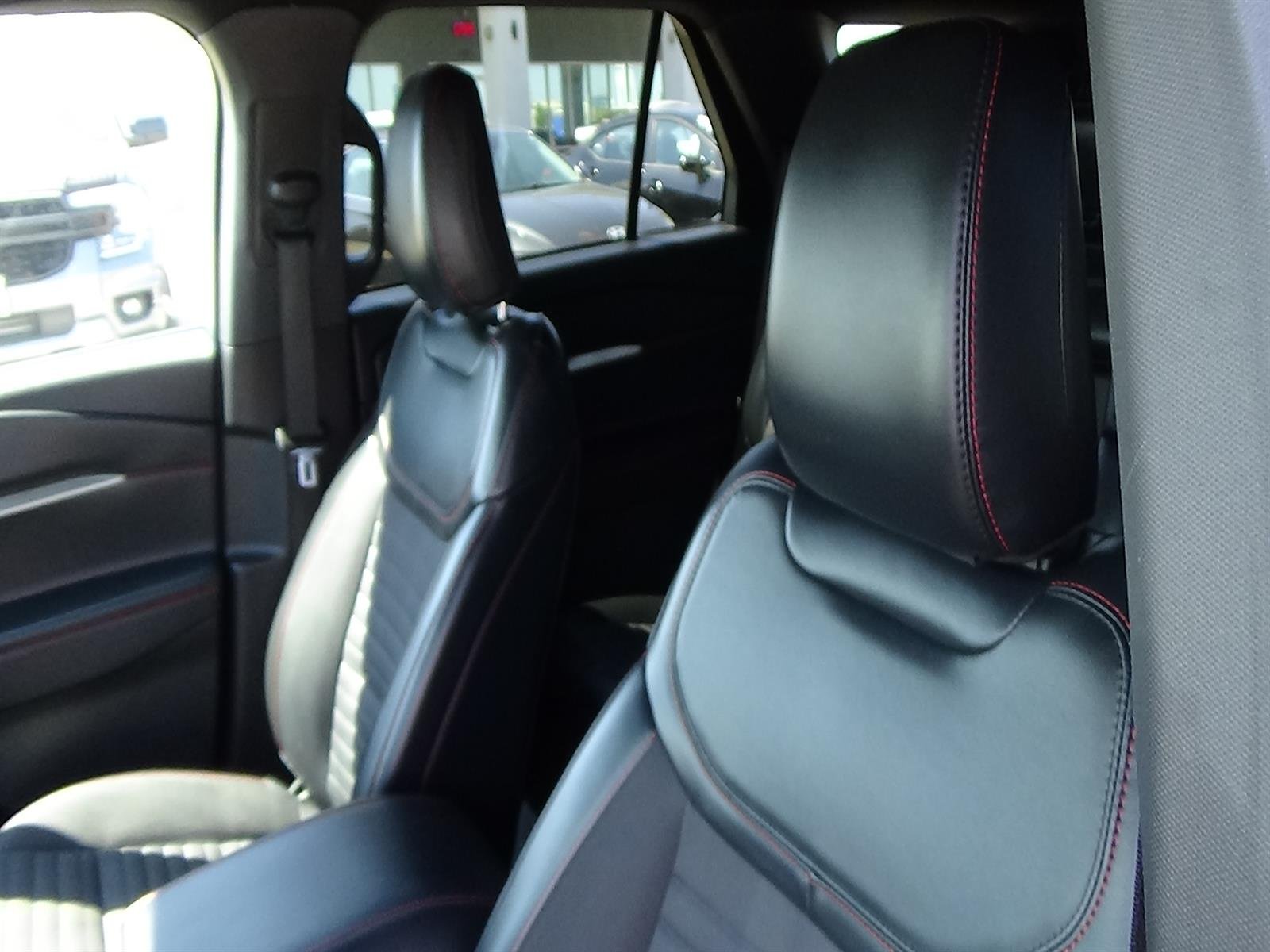 Used 2025 Star White Metallic Tri-Coat (az) Ford ST-Line image 17