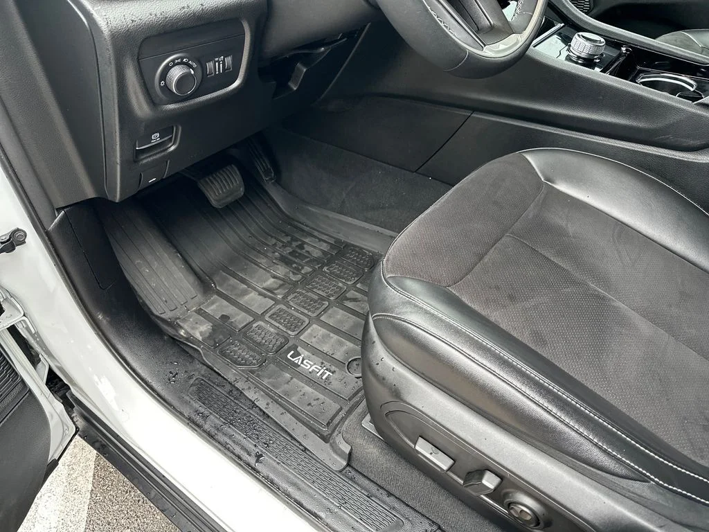 Used 2023 White Jeep Altitude image 18