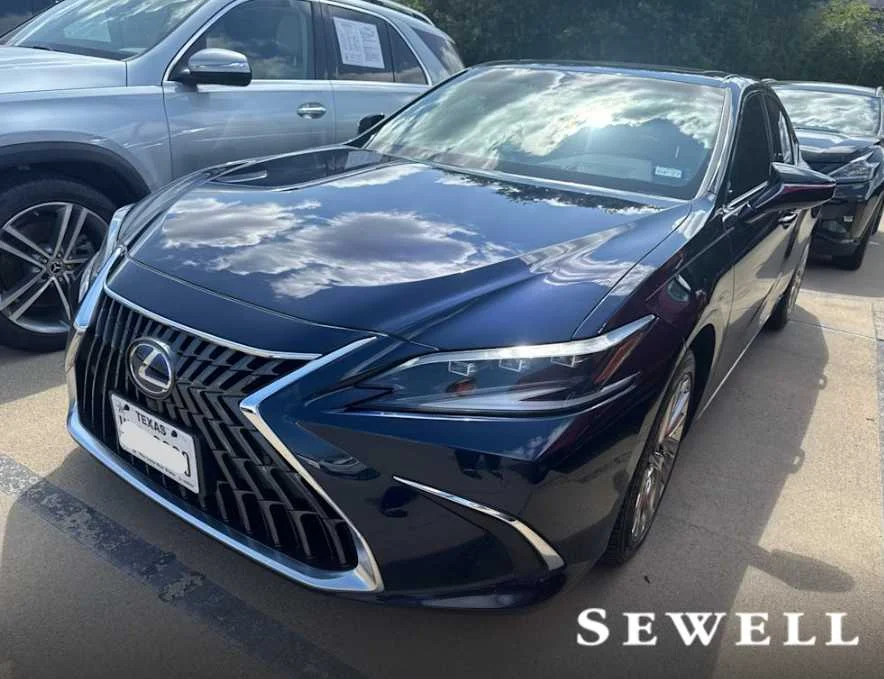 2022 Lexus ES 300h 300h Ultra Luxury's photo