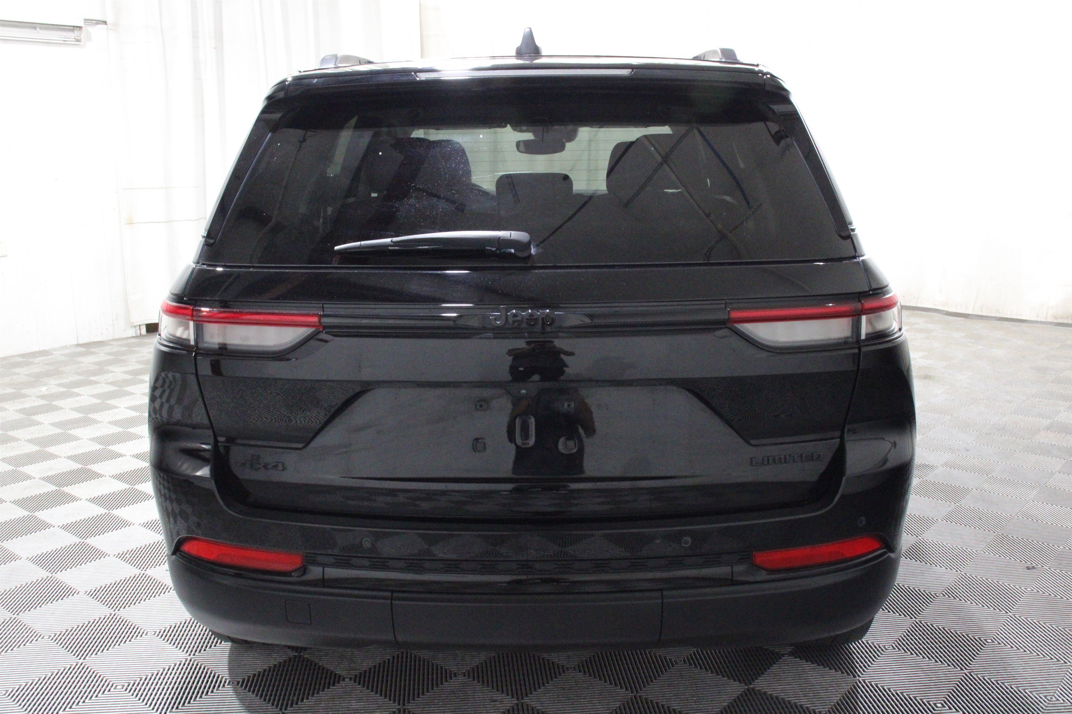 Used 2023 Diamond Black Crystal Pearlcoat Jeep Limited image 33