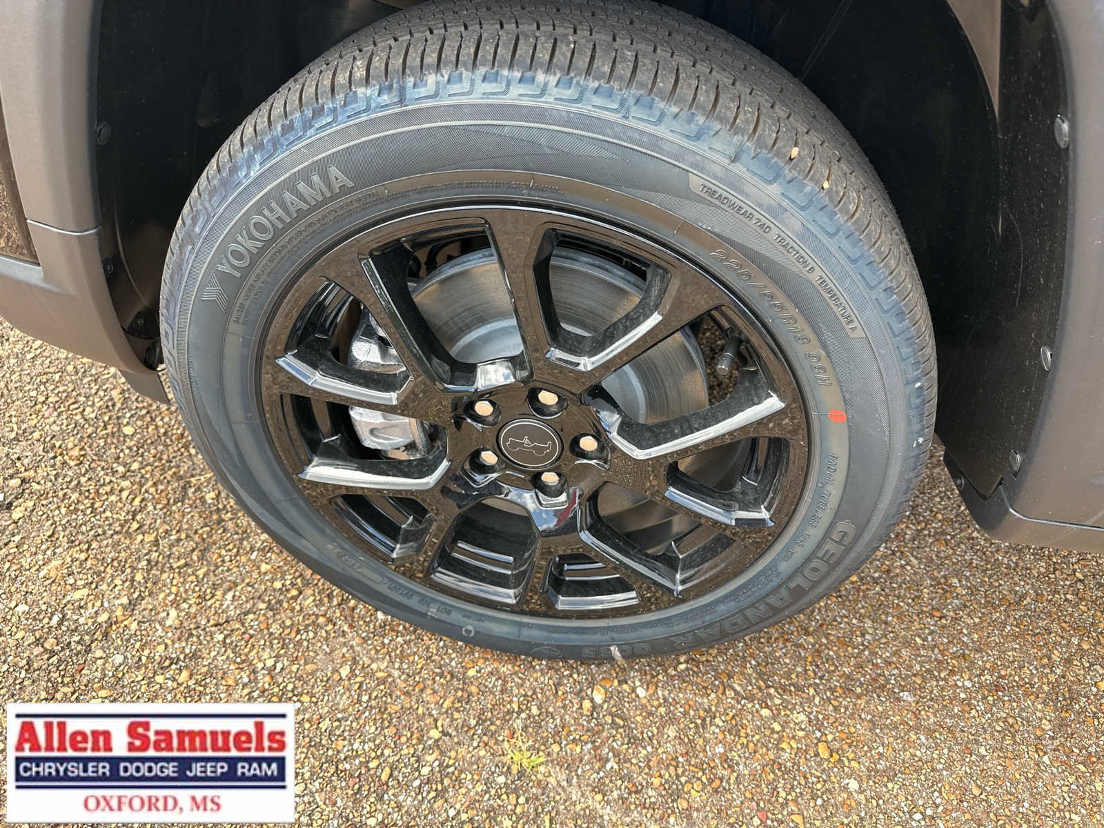 New 2026 Diamond Black Crystal Pearl-Coat Exterior Paint Jeep Latitude image 43