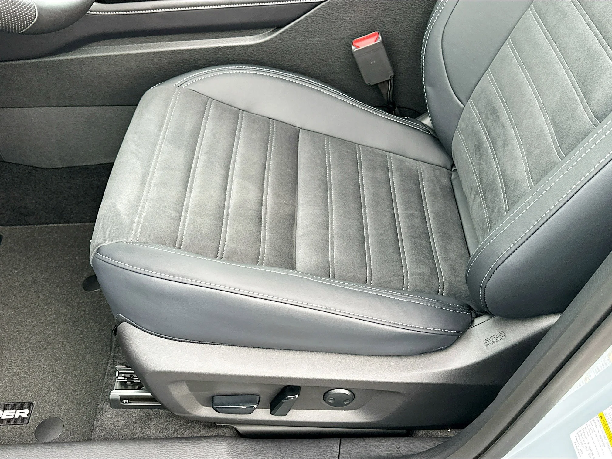 New 2026 Moonstone Gray Metallic Mitsubishi SE image 14