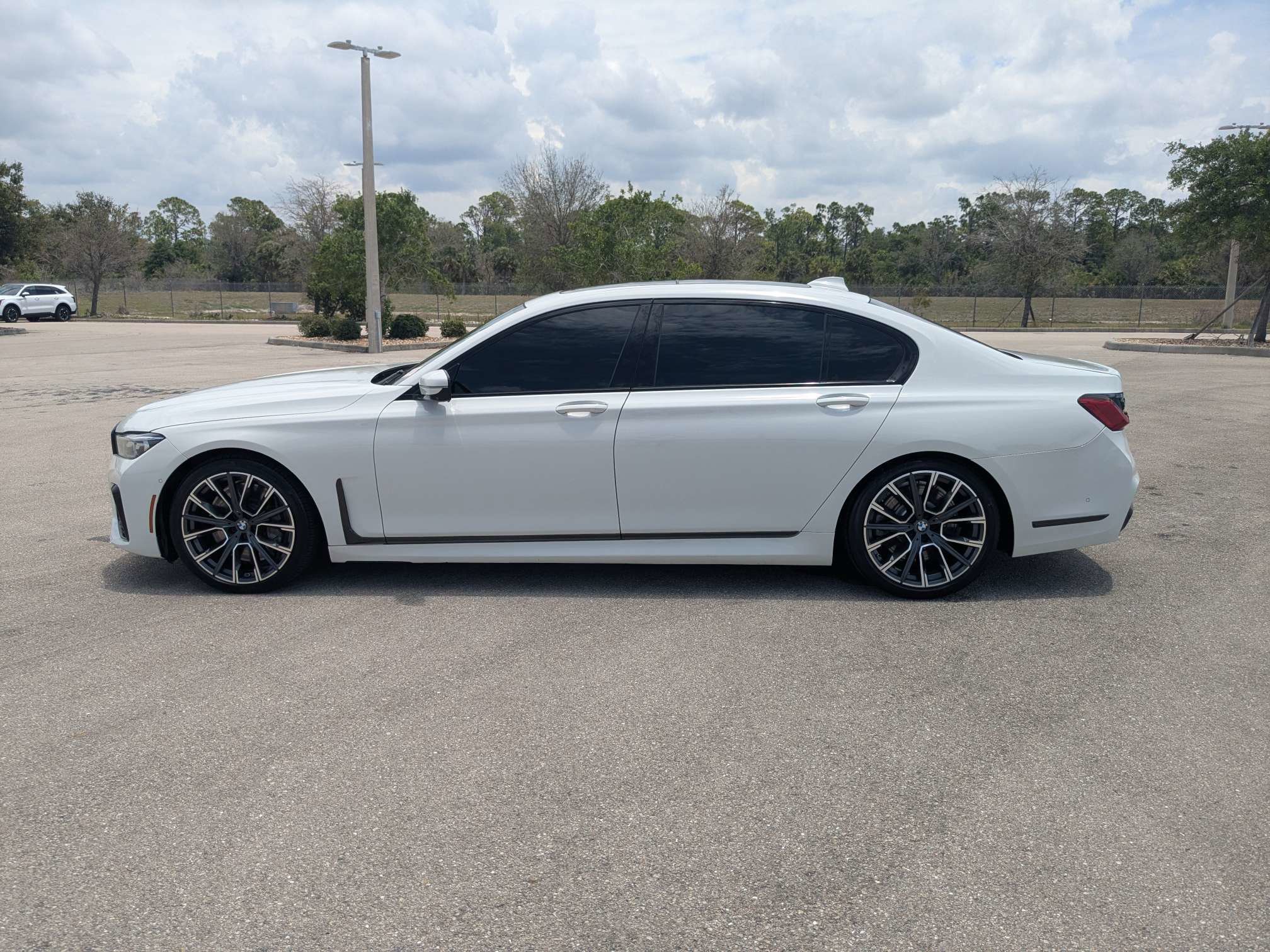 Used 2022 Alpine White BMW 750i xDrive image 8