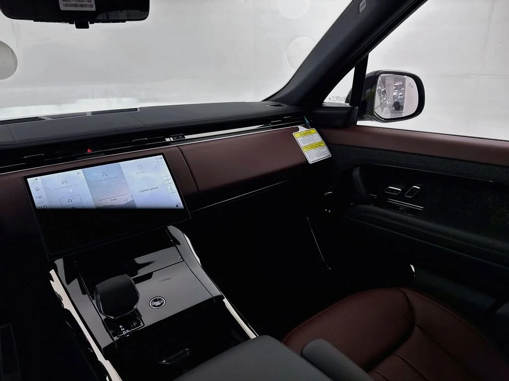 New 2026 Borasco Grey Land Rover Dynamic SE image 24
