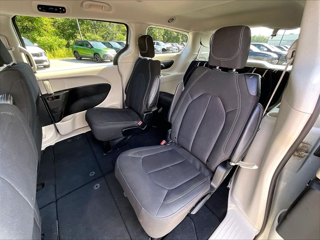 Used 2023 Silver Mist Clearcoat Chrysler LX image 14