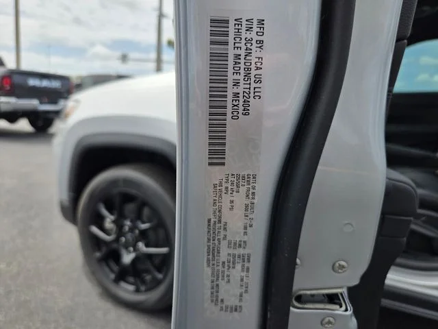 New 2026 Silver Zynith Metallic Clear-Coat Exterior Paint Jeep Latitude image 18