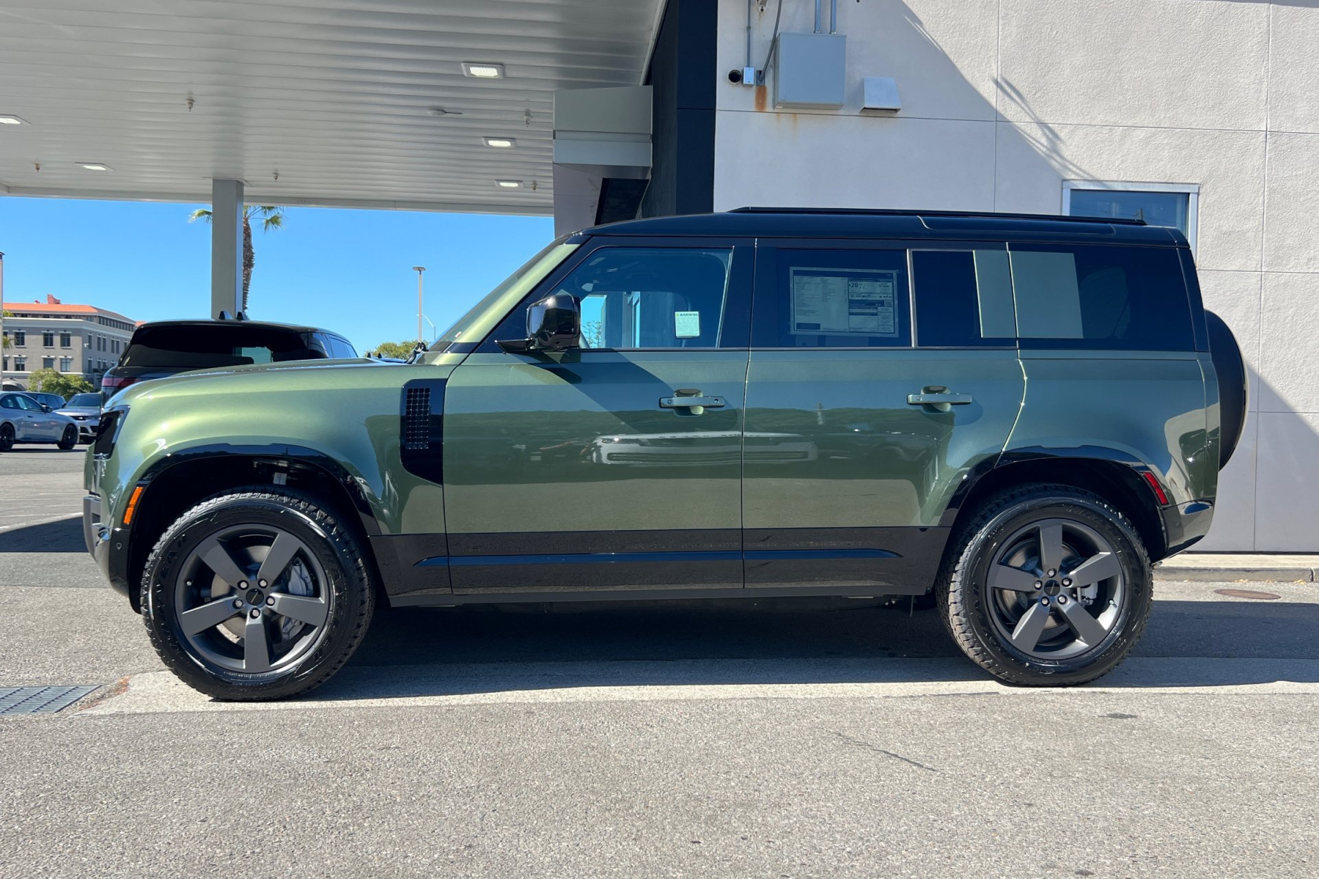 New 2026 Woolstone Green Land Rover X-Dynamic SE image 5