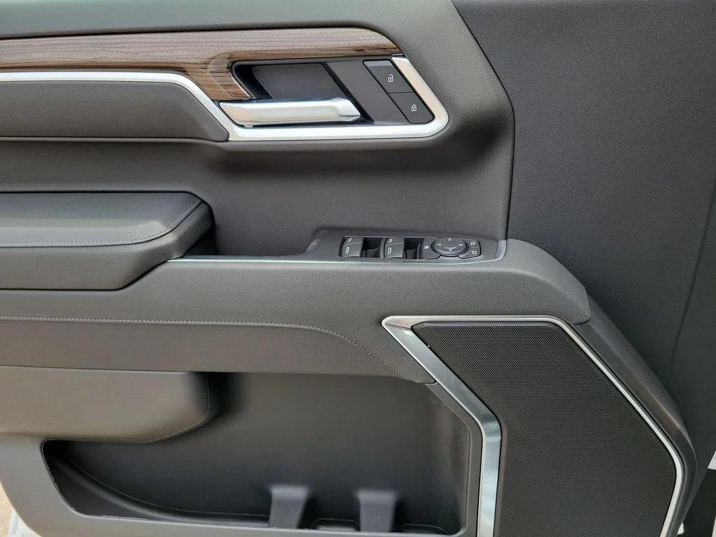 New 2026 Summit White Chevrolet LT (2FL) image 18