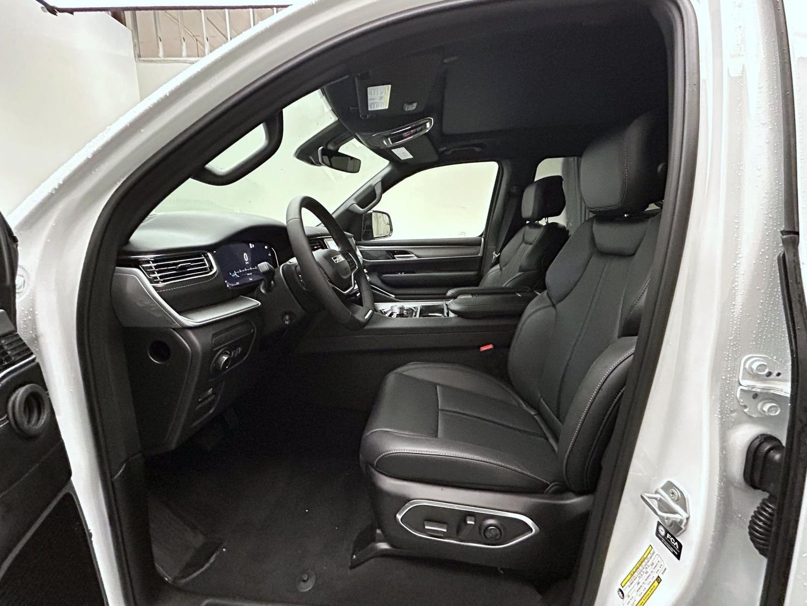 New 2026 Bright White Clear-Coat Exterior Paint Jeep Limited Reserve image 10