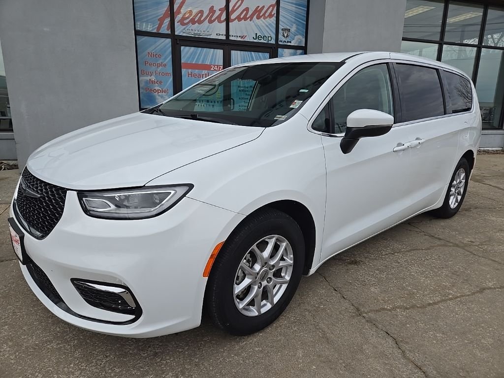 Used 2023 Chrysler Pacifica Touring L with VIN 2C4RC1BG9PR536069 for sale in Kansas City