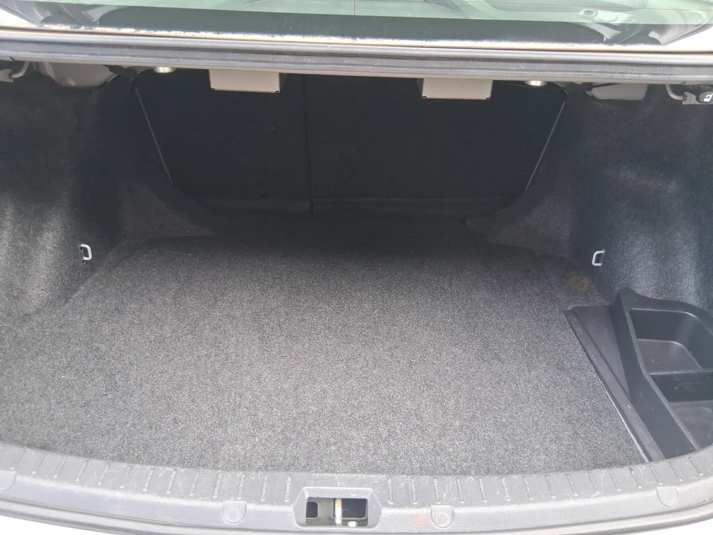 Used 2009 Silver Toyota LE image 32