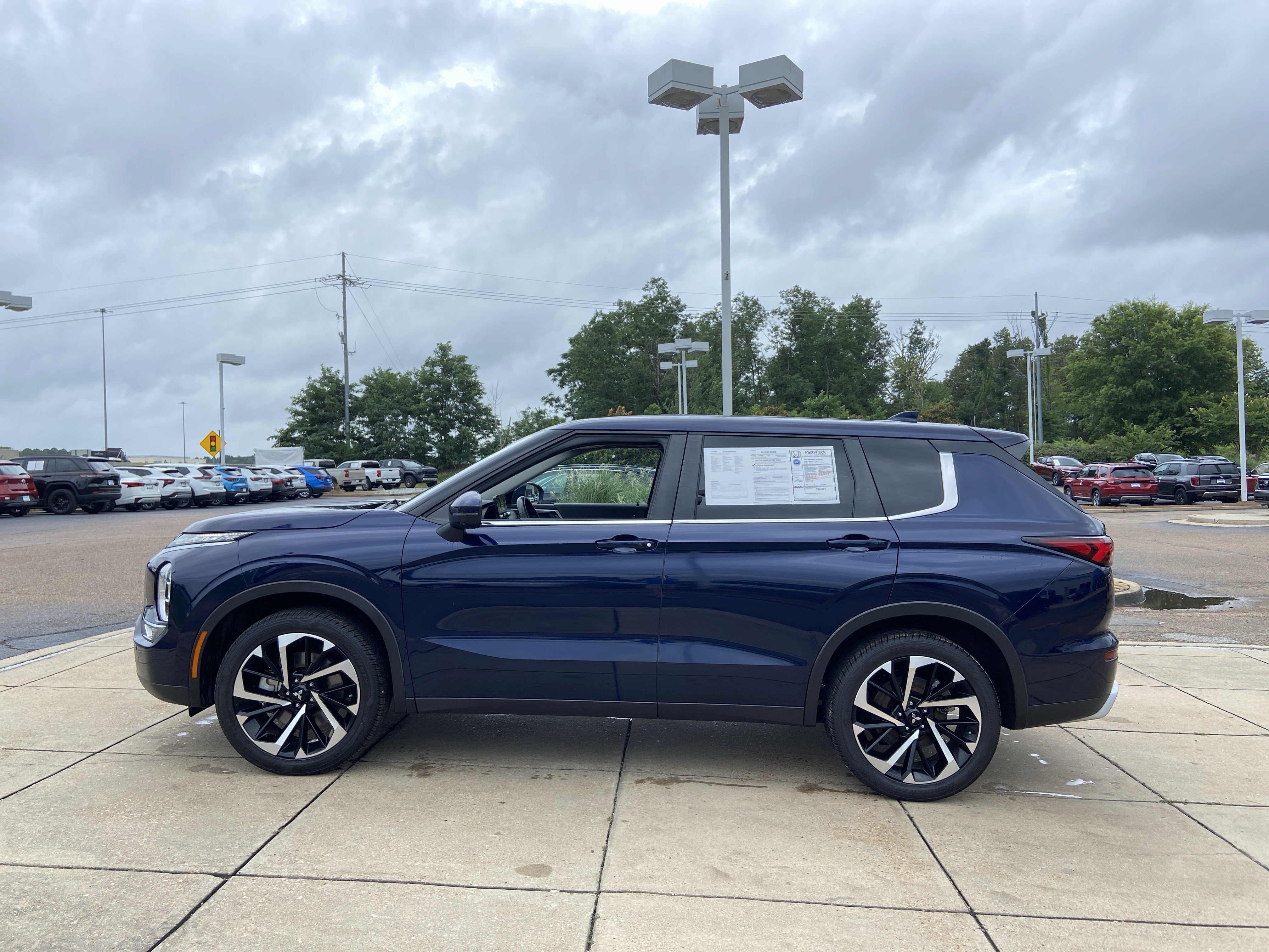 Used 2023 Cosmic Blue Metallic Mitsubishi SE image 11