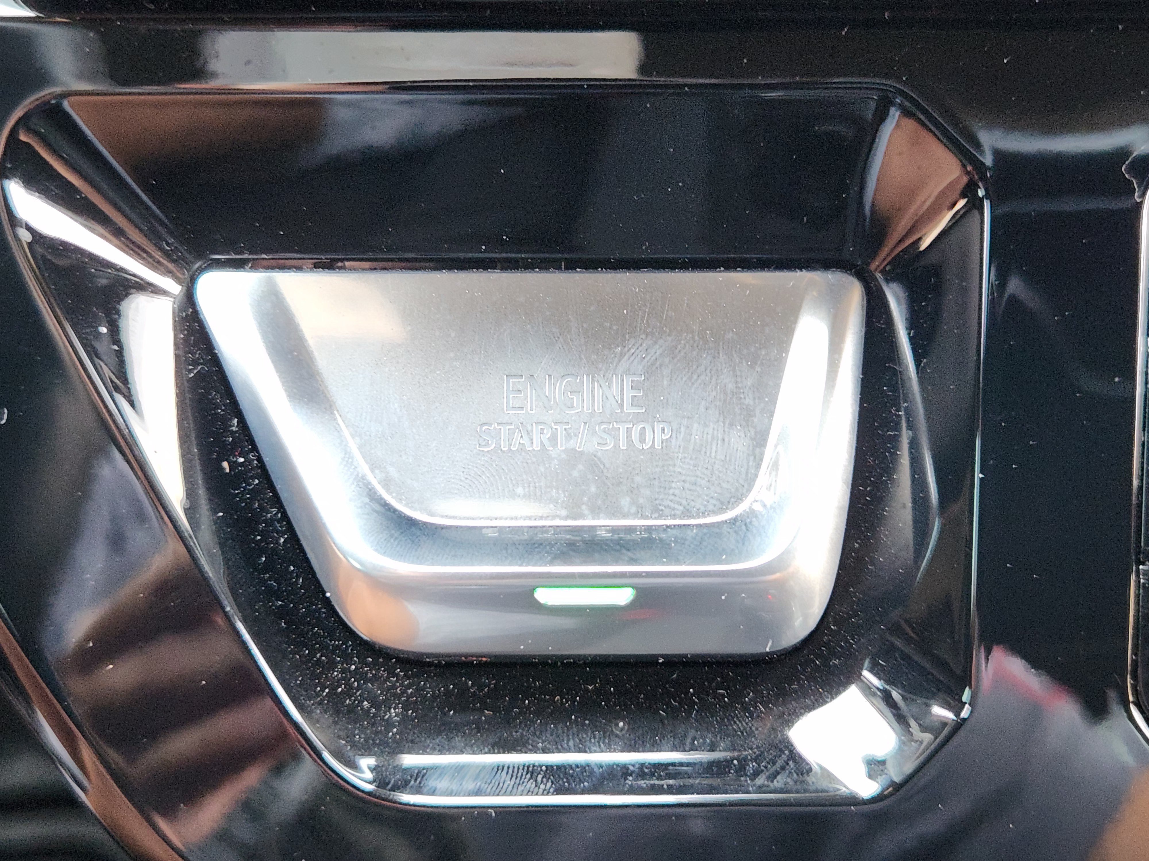 Used 2025 Summit White GMC AT4 image 21