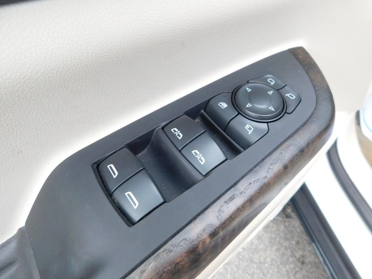 Used 2022 White GMC FWD 4DR DENALI image 33