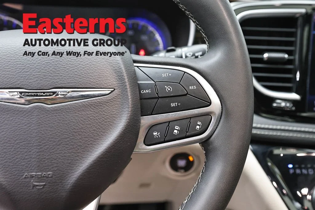 Used 2023 White Chrysler Limited image 16