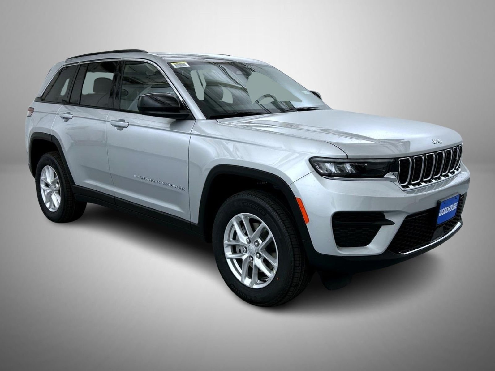 New 2026 Silver Zynith Exterior Paint Jeep Laredo X image 3