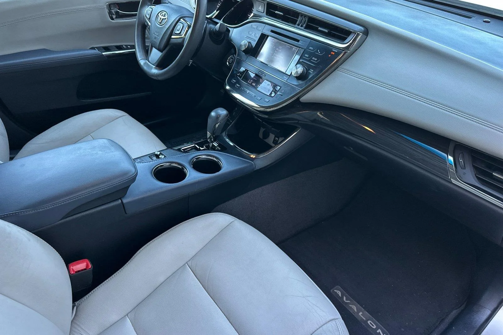 Used 2014 Creme Brulee Mica Toyota XLE Touring image 15