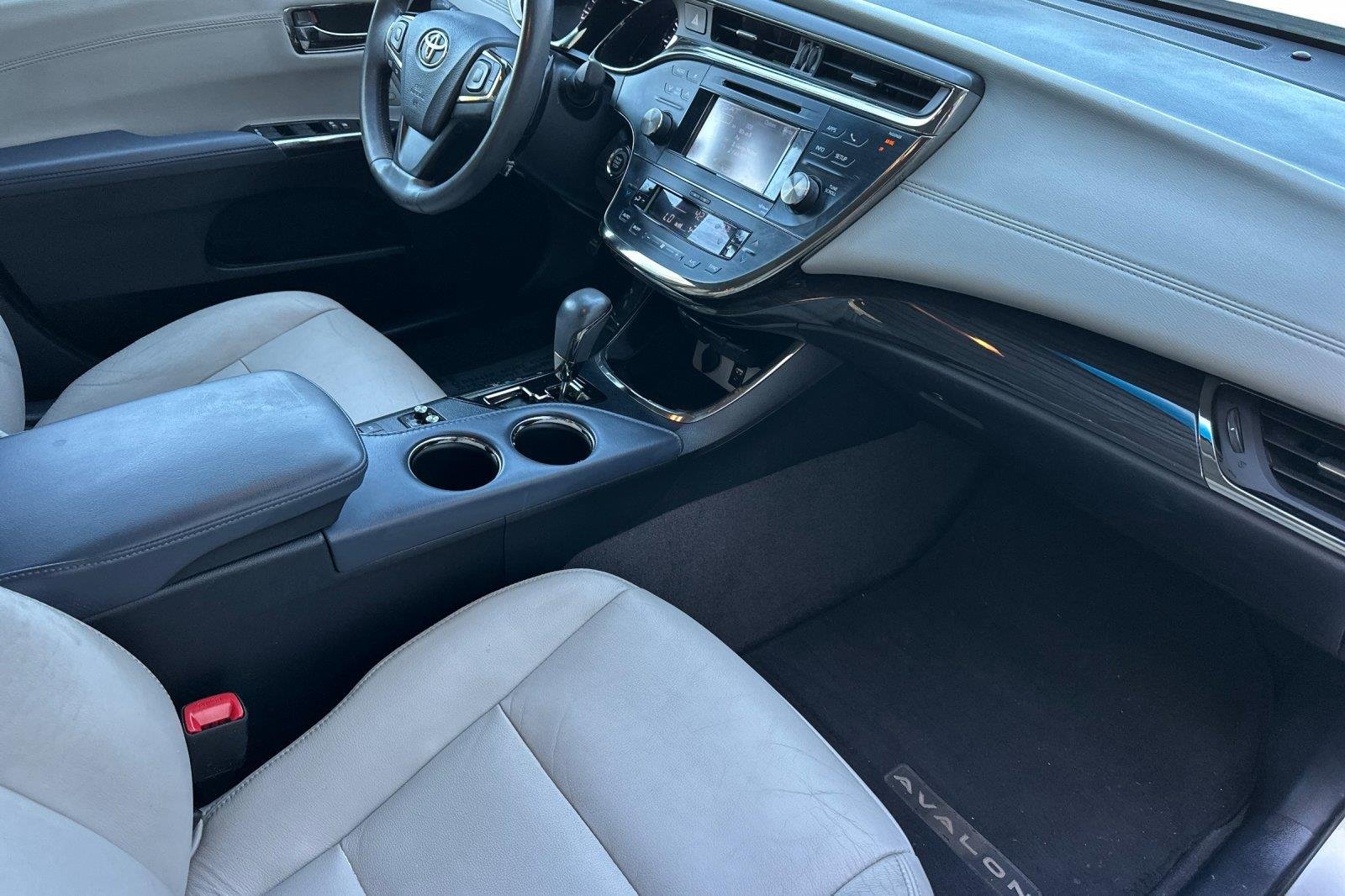 Used 2014 Creme Brulee Mica Toyota XLE Touring image 15