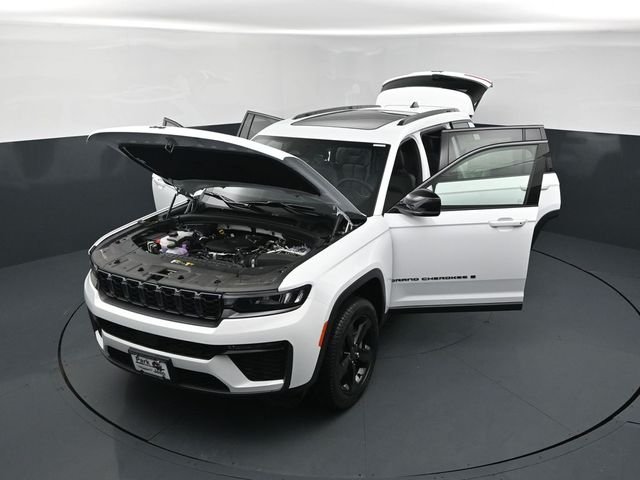 New 2026 Bright White Clear-Coat Exterior Paint Jeep Limited image 25
