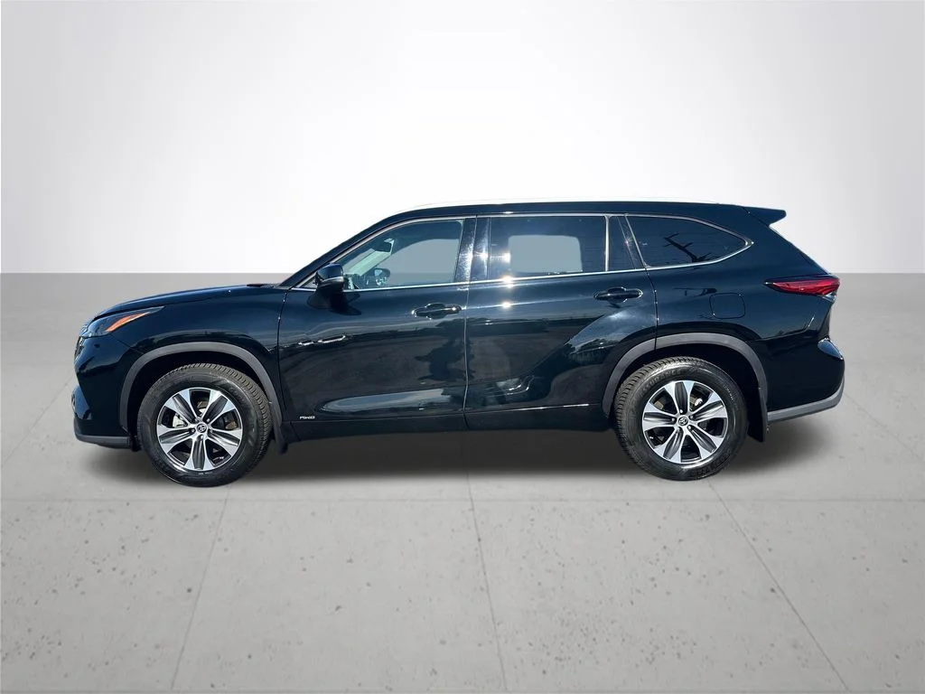 Used 2022 Black Toyota XLE image 10