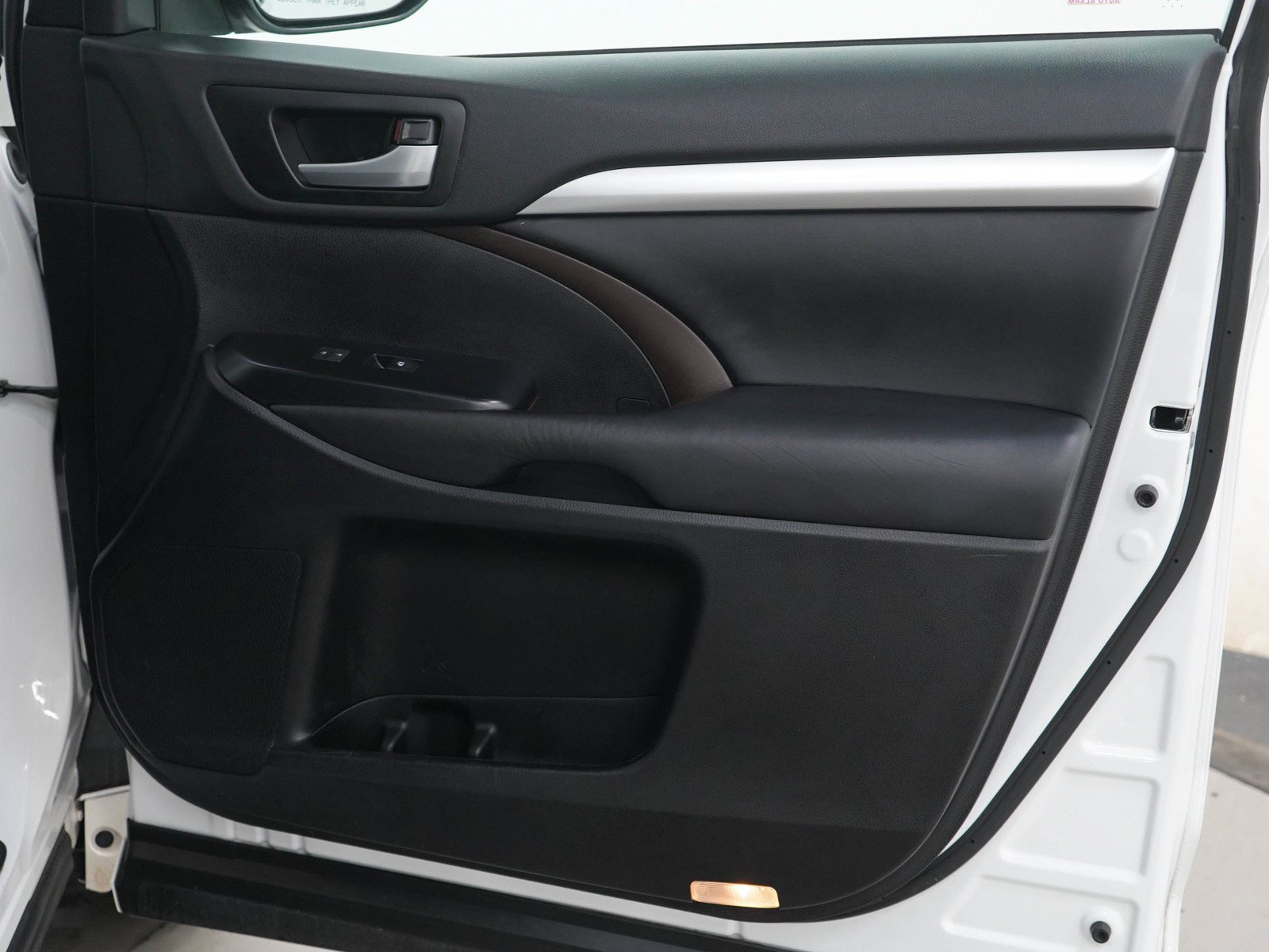Used 2018 Blizzard Pearl Toyota Xle image 11
