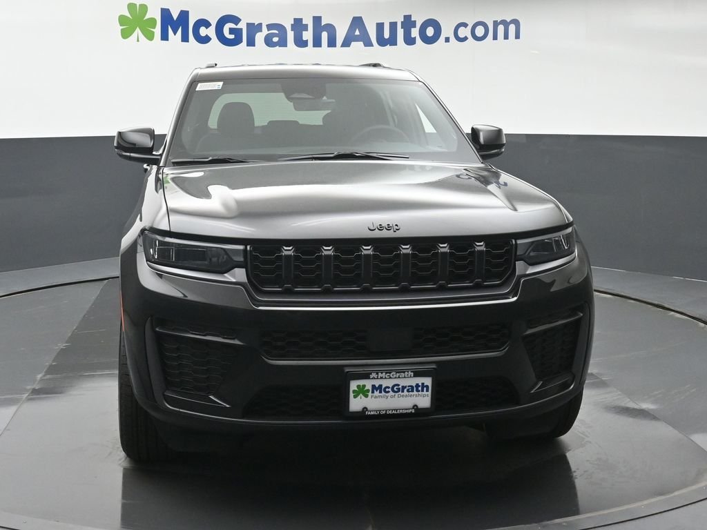 New 2026 Diamond Black Crystal Pearlcoat Jeep Altitude image 5