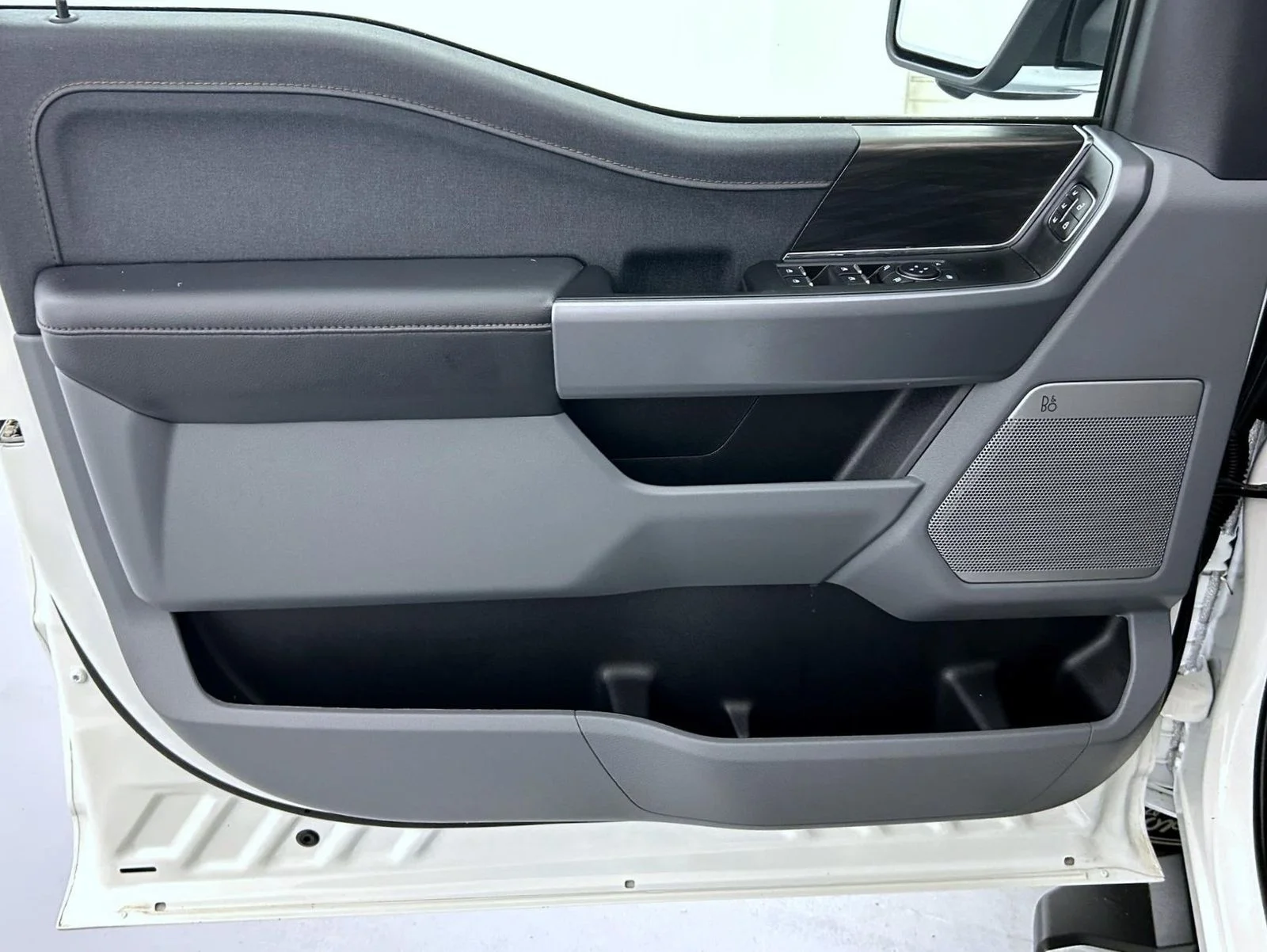 Used 2025 White Ford Lariat image 9