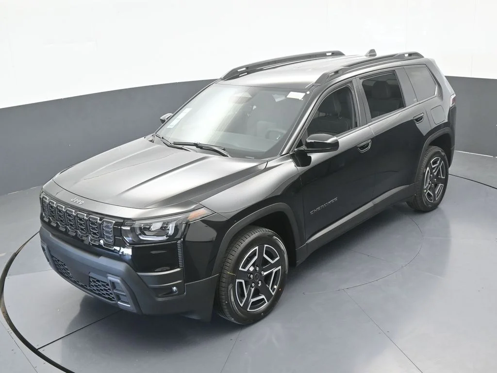 New 2026 Diamond Black Crystal Pearl-Coat Exterior Paint Jeep Laredo image 38