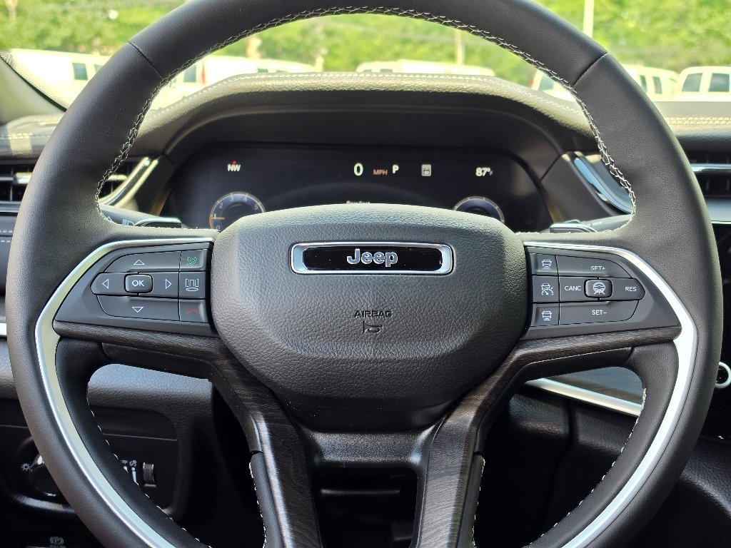 New 2026 Diamond Black Crystal Pearl-Coat Exterior Paint Jeep Altitude image 15