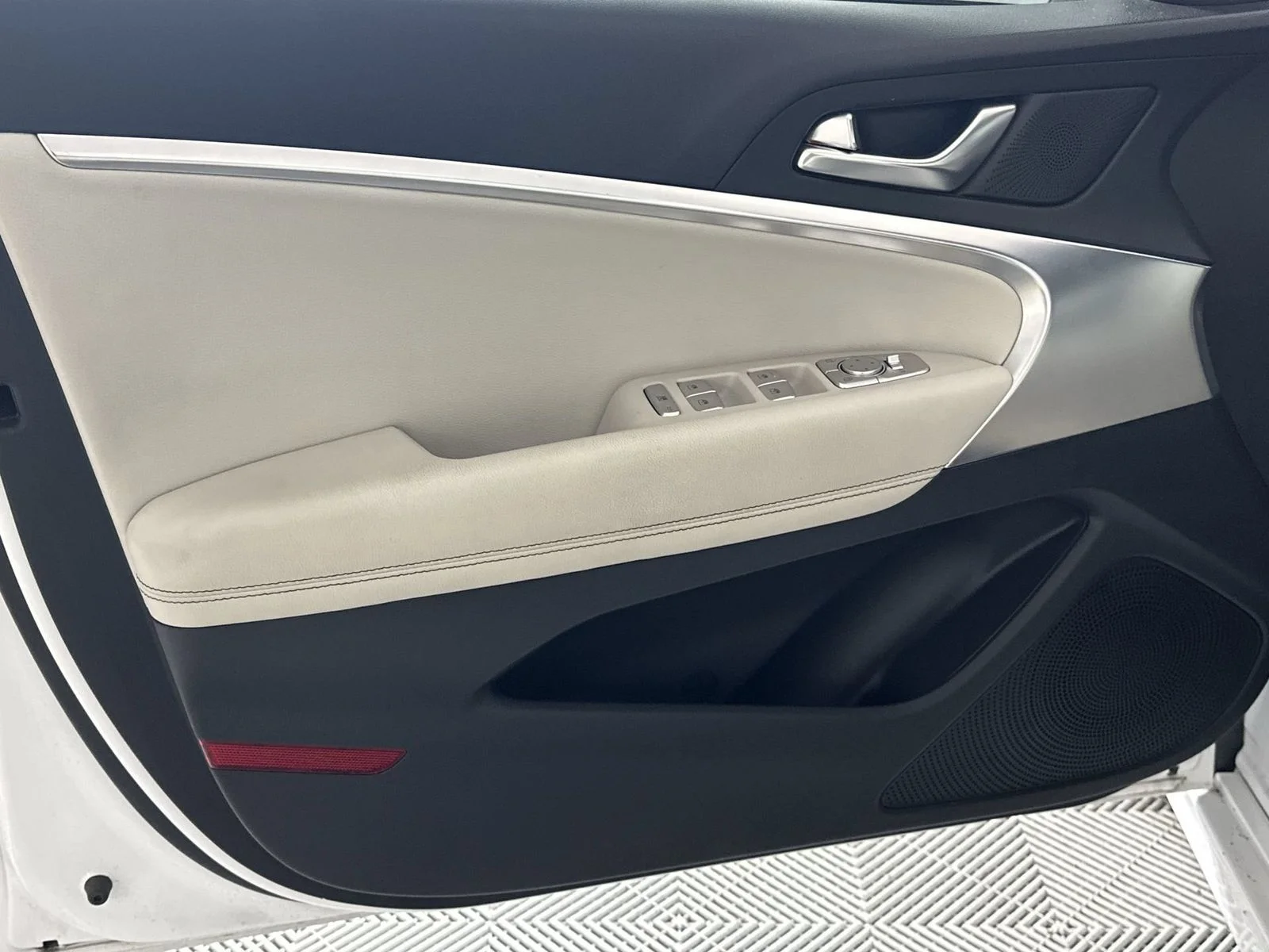 Used 2025 White Genesis 2.5T image 29