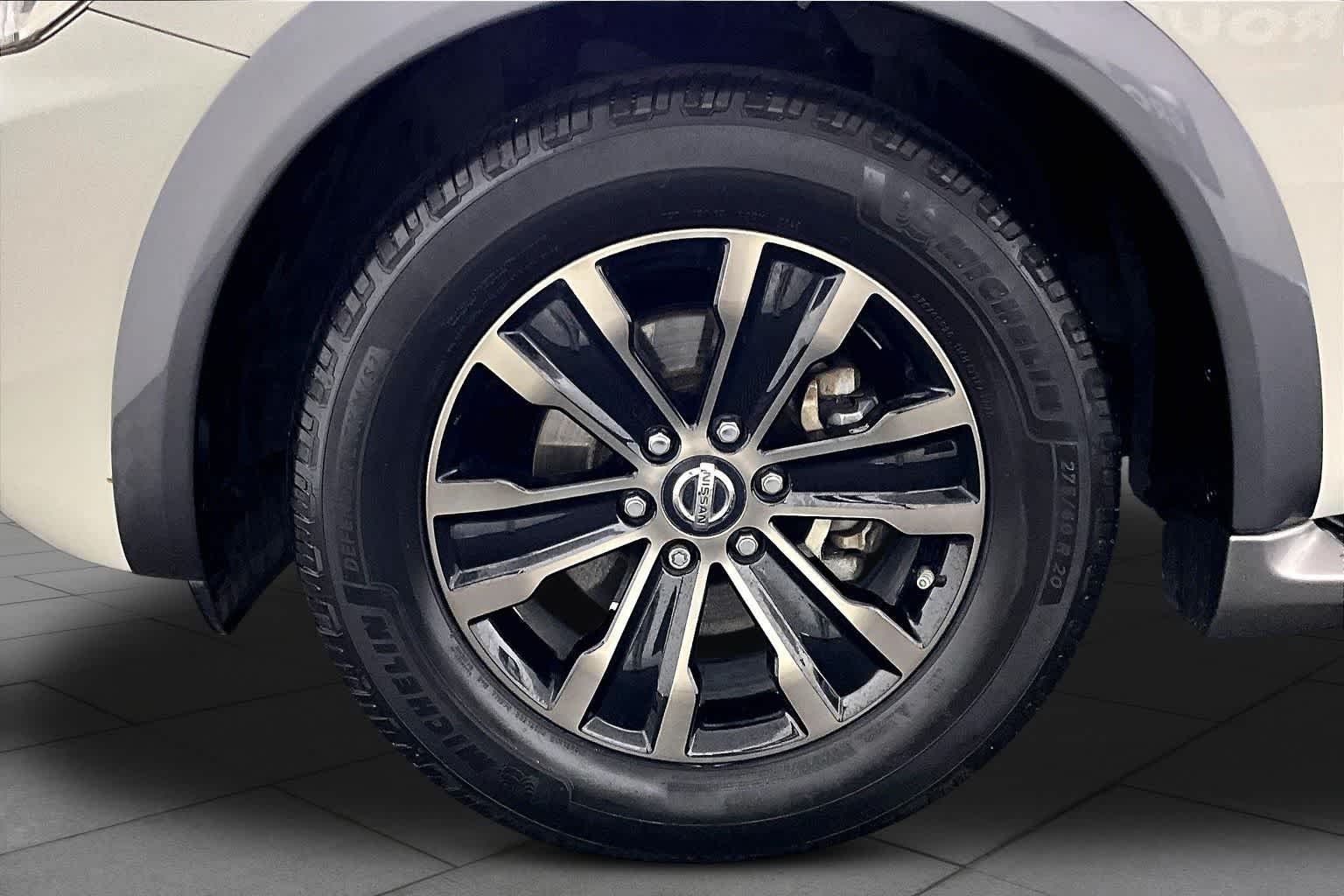 Used 2017 Pearl White Nissan Platinum image 11