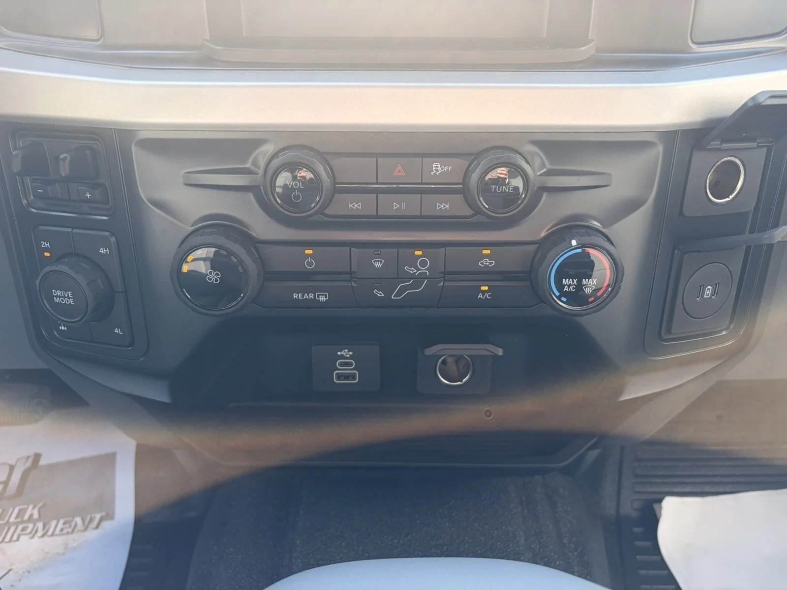 New 2027 Oxford White Ford F-250® XL image 19