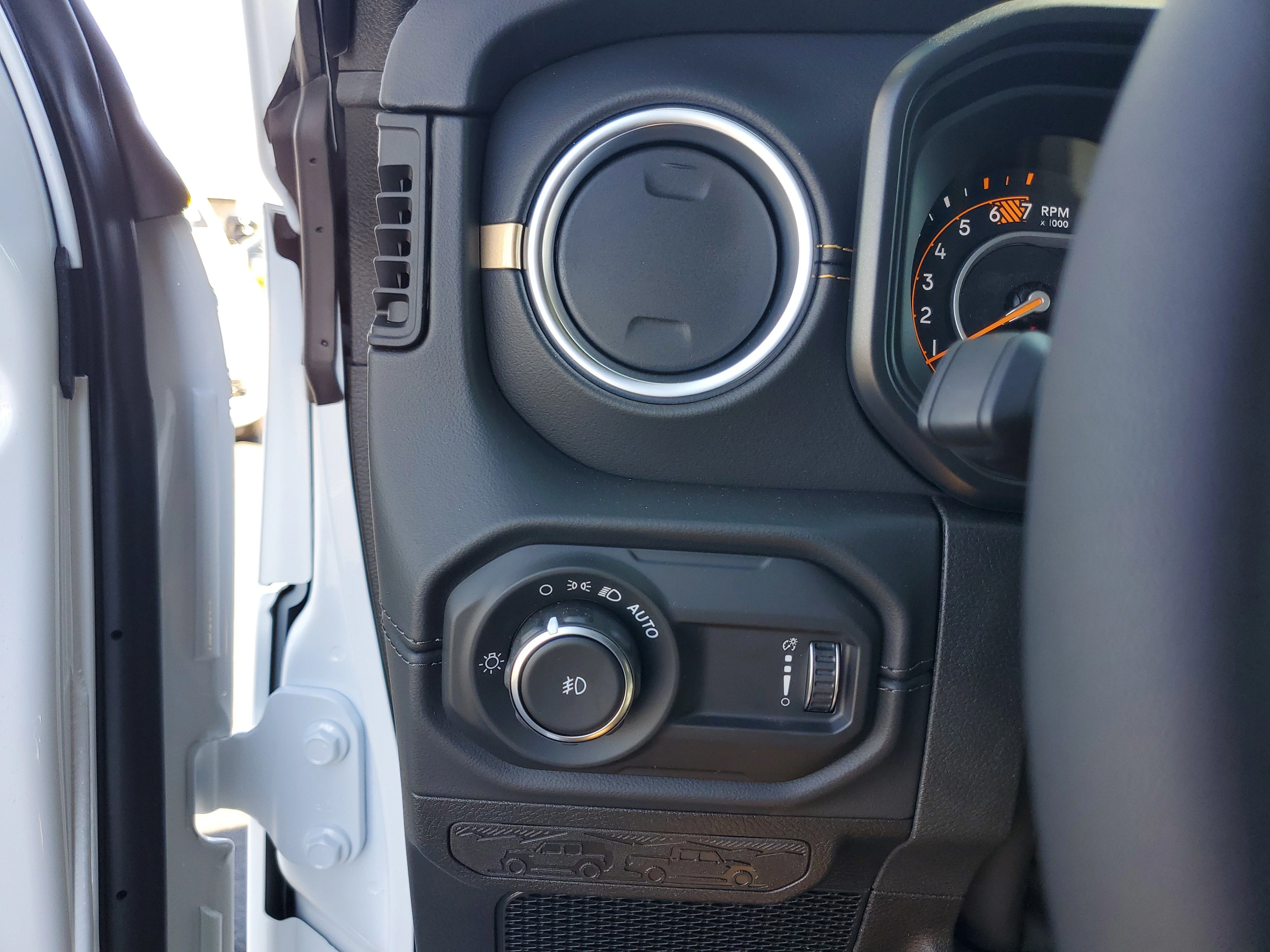 New 2026 Bright White Clear-Coat Exterior Paint Jeep Sahara image 23