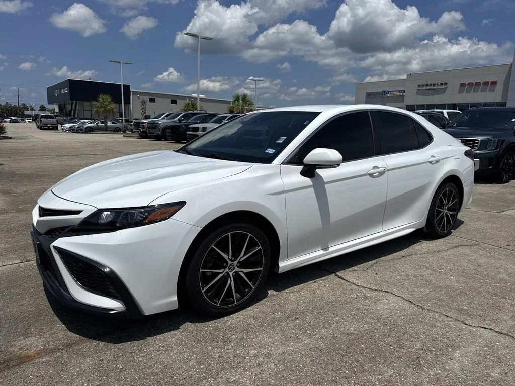 Used 2022 White Toyota SE image 3