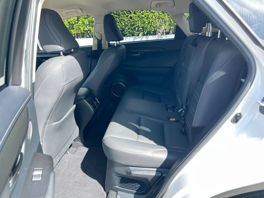 Used 2018 Eminent White Pearl Lexus 300h image 18