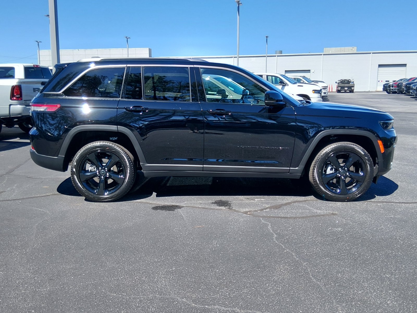 New 2027 High-Gloss Black Paint Jeep Limited image 2