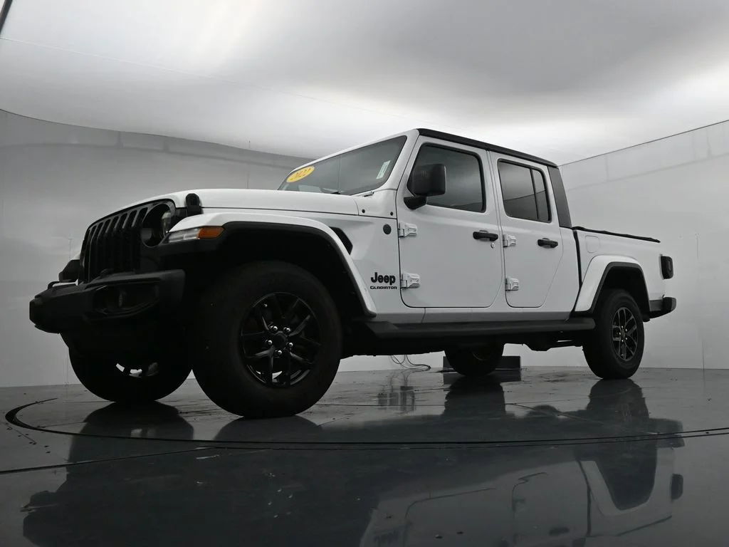 Used 2022 White Jeep Sport image 37