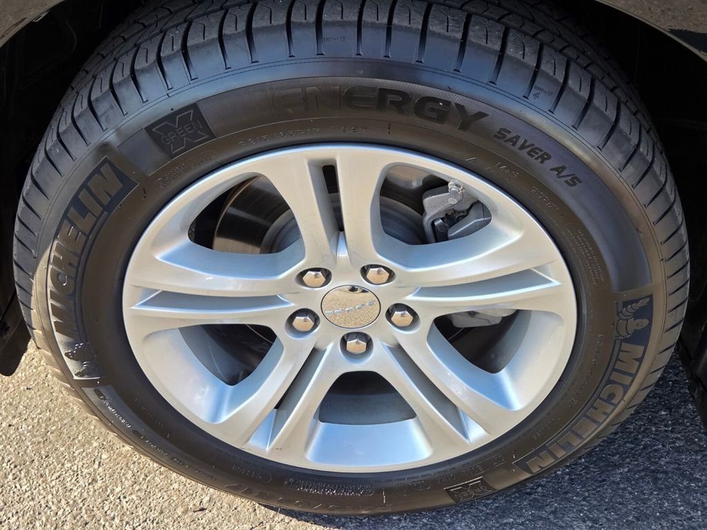 Used 2023 Black Dodge SXT image 12