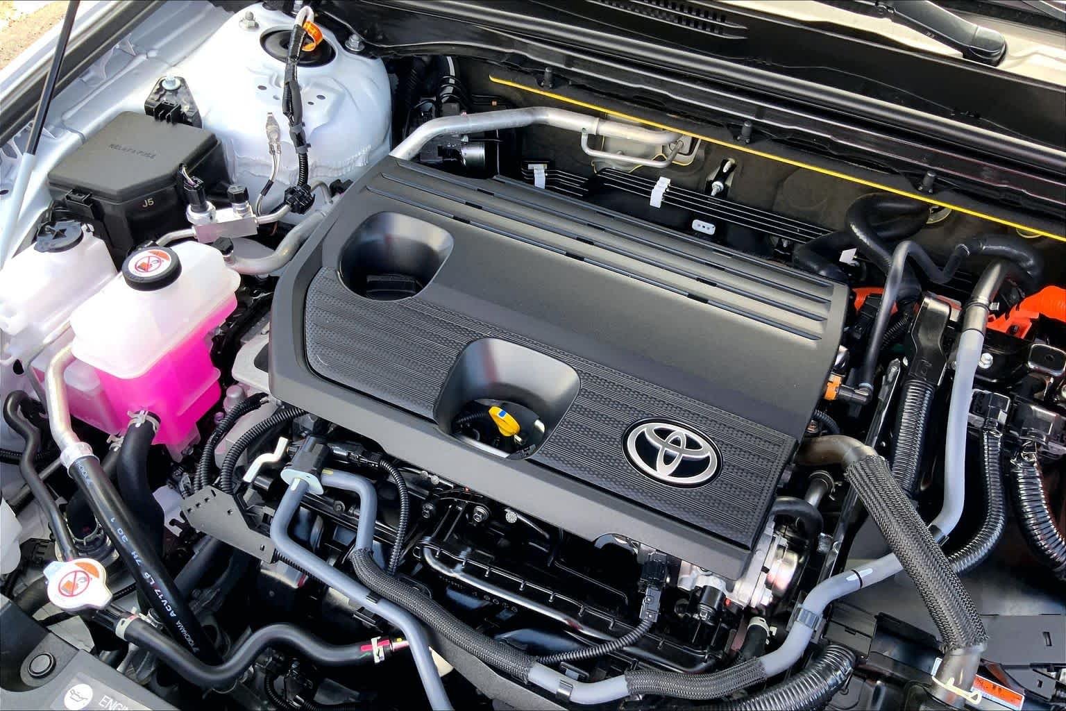 Used 2025 Oxygen White Toyota XLE image 30