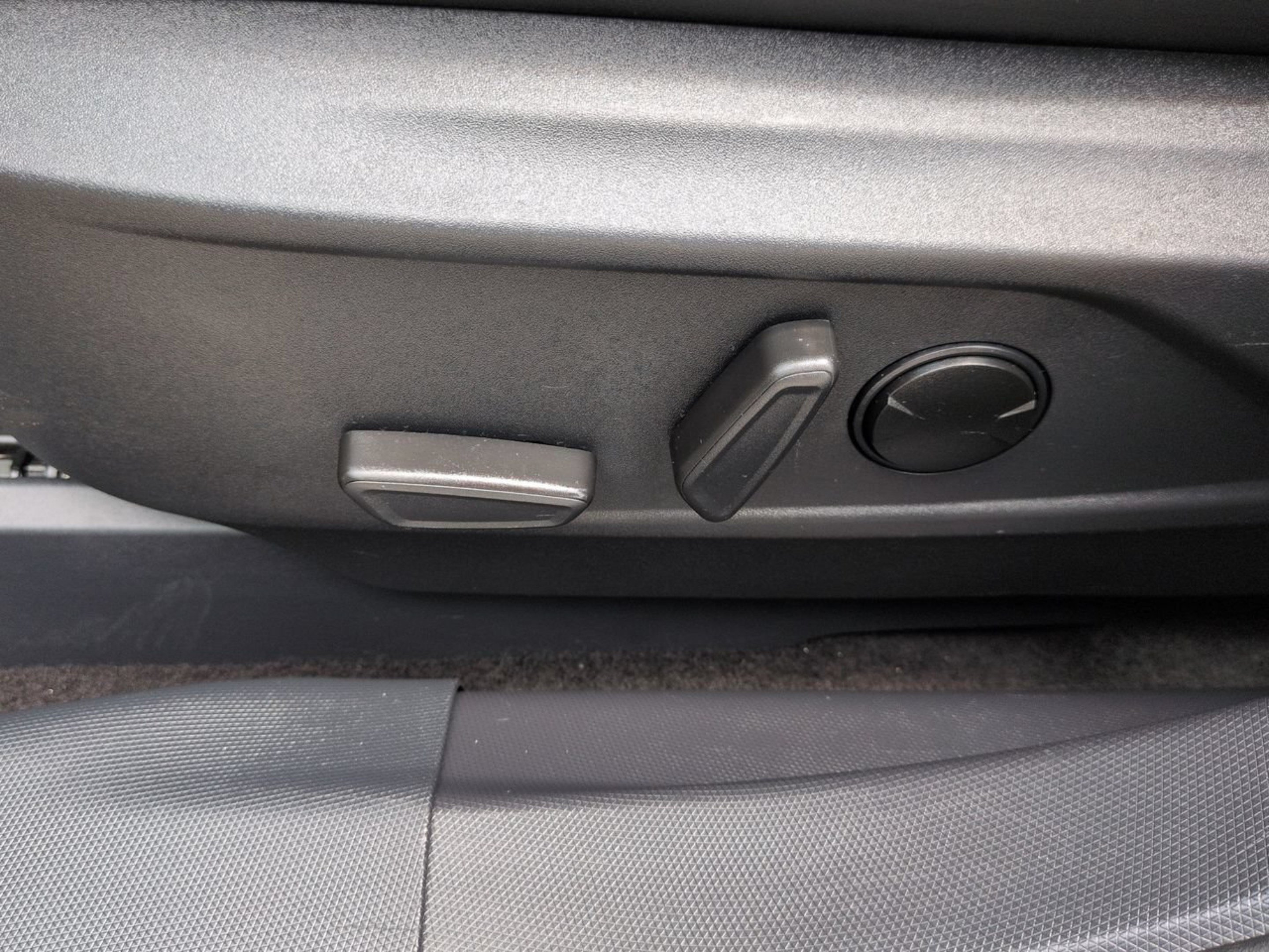 Used 2023 White Metallic Ford Select image 22