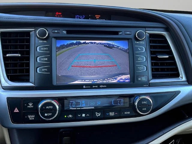 Used 2018 Green Toyota XLE image 14