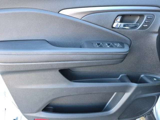 New 2026 Solar Silver Metallic Honda RTL image 18