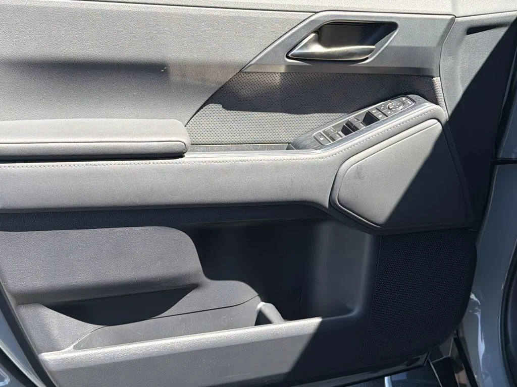 Used 2024 Incognito Lexus Premium+ image 28