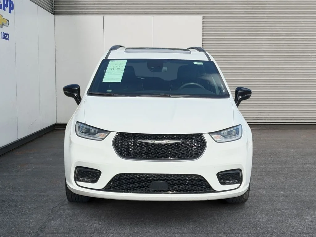 Used 2025 Bright White Clearcoat Chrysler Limited image 8