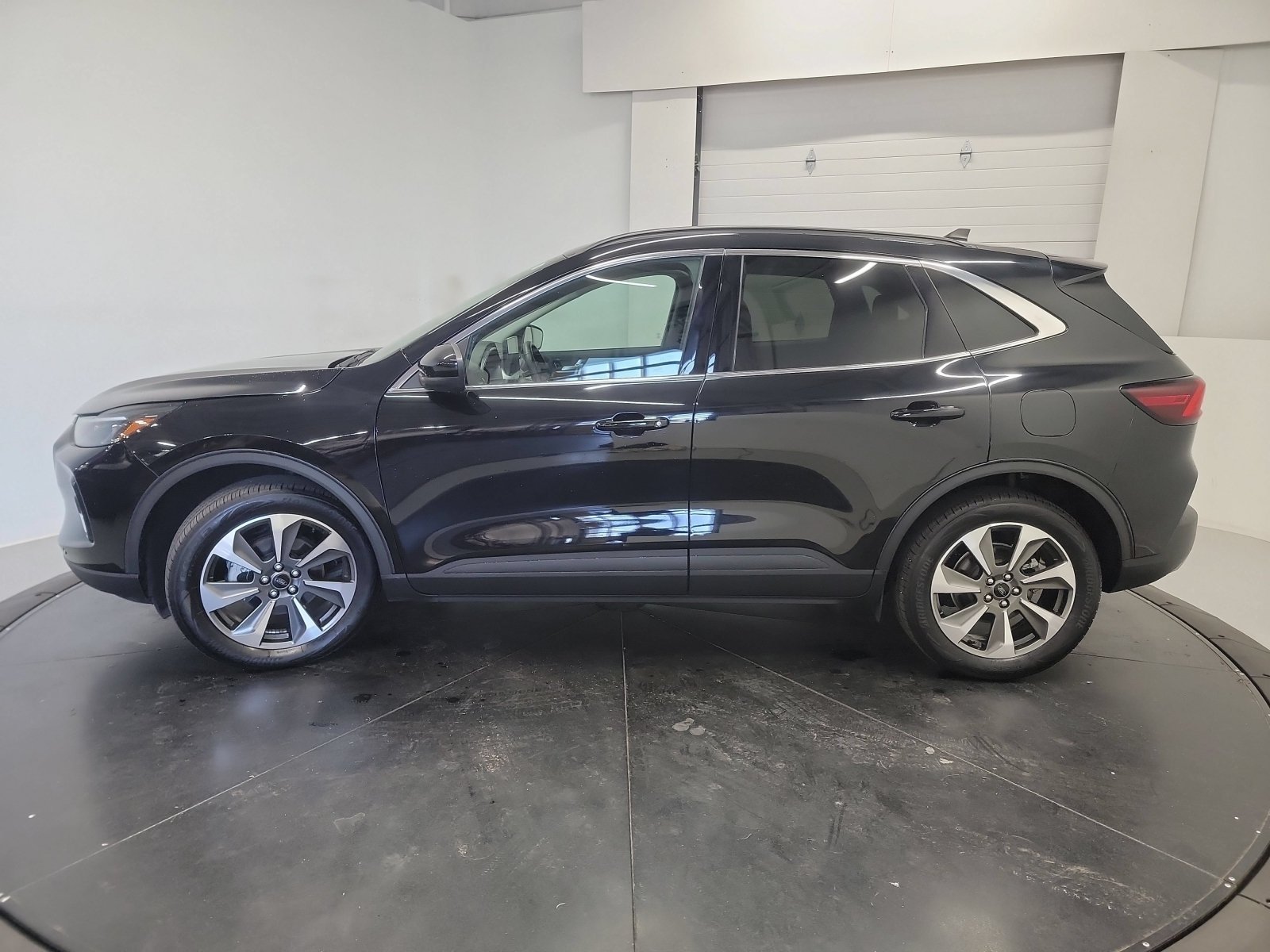 Used 2023 Black Metallic Ford Platinum image 4