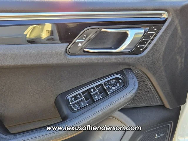 Used 2023  Porsche Base image 20