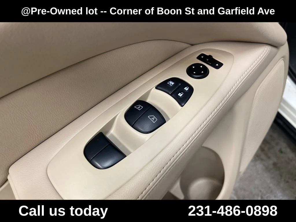 Used 2016 White Nissan SL image 16