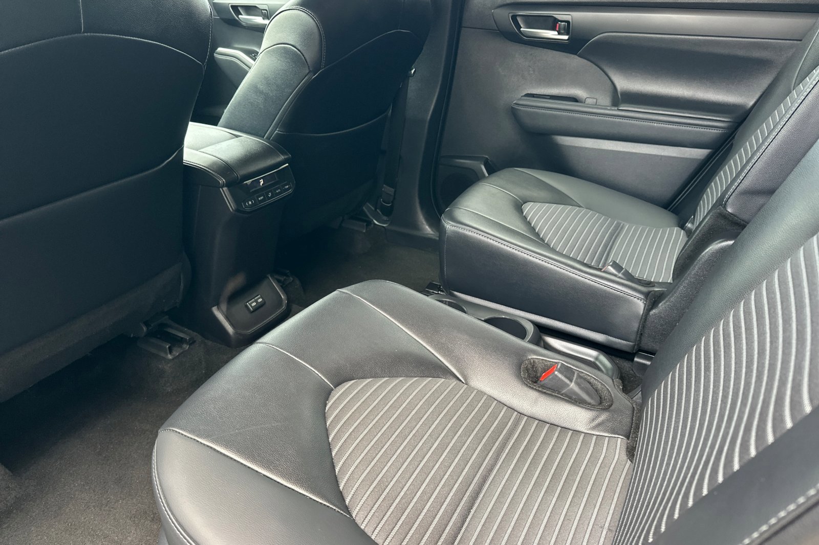 2025 Toyota Highlander LE - Photo 12